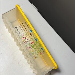 Tupperware Fridge Smart 11in MED Long Vented Container chart 8.5 cup 4352 Yellow